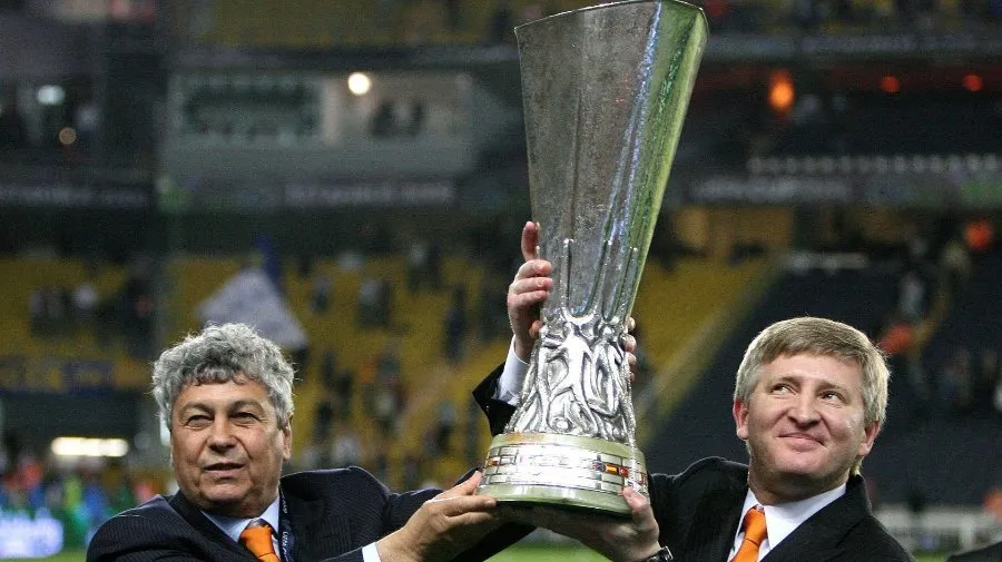 ©Reuters (Mirčea Lučesku, Rinat Ahmetov i trofej Kupa UEFA maja 2009. godine)