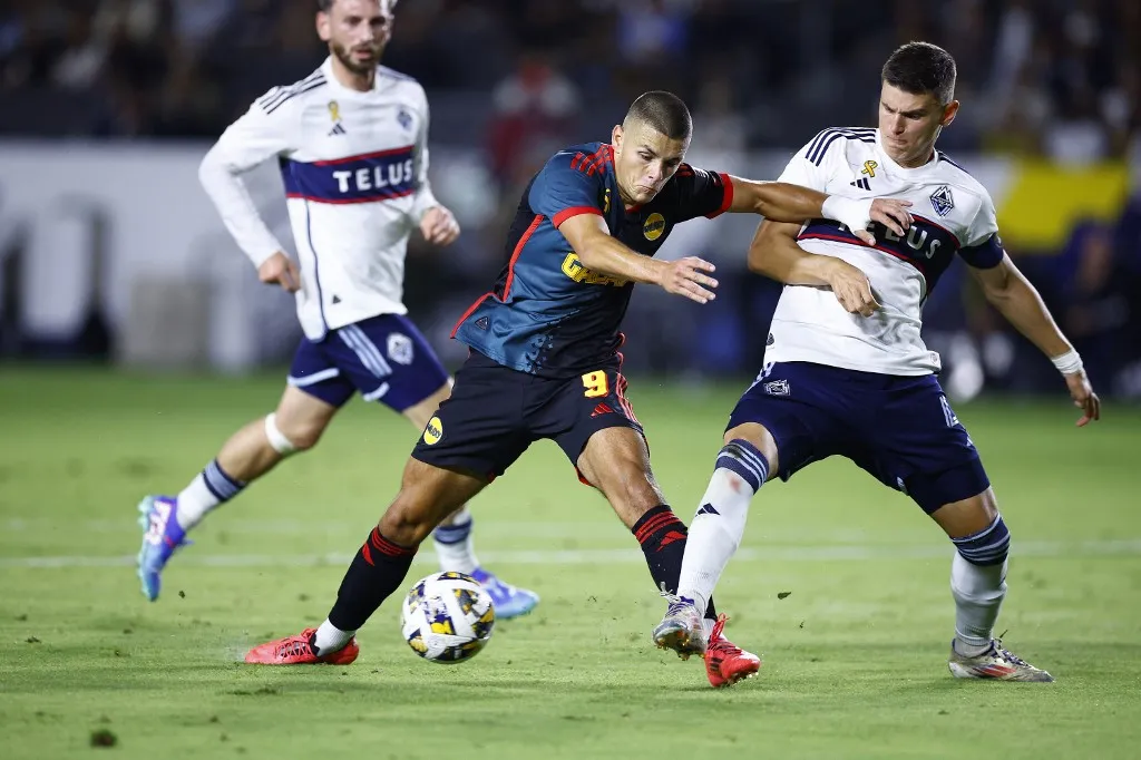 Veselinović i Joveljić u duelu (AFP)