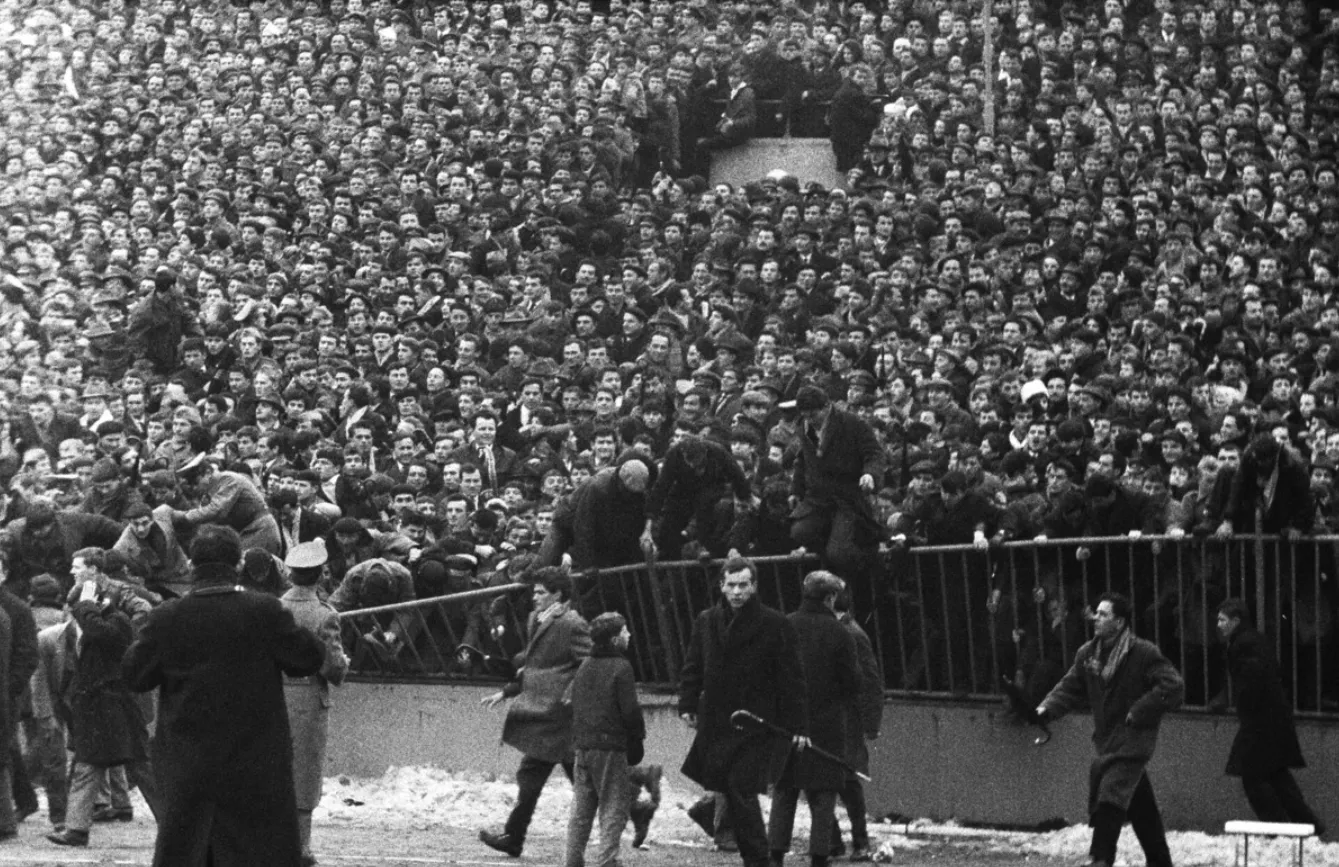 Jedan od najposećenijih derbija iz 1965... Ograda je popustila