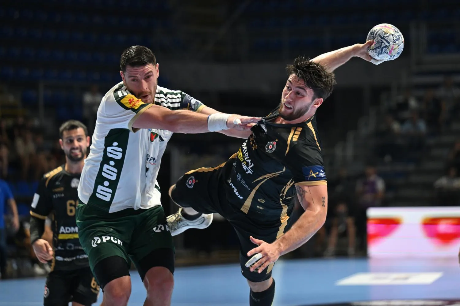 Aljoša Damjanović u duelu sa Mijajlom Marsenićem (©MN Press)