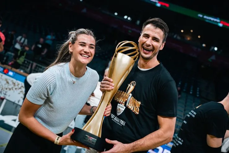 Nemanja Dangubić sa prvim trofejom Dubaija i svojom lepšom polovinom Katarinom (FOTO: Dragana Stjepanović)