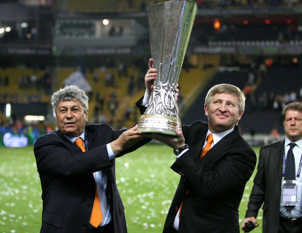Lučesku i Ahmetov sa peharom Kupa UEFA 2009. godine (©Reuters)