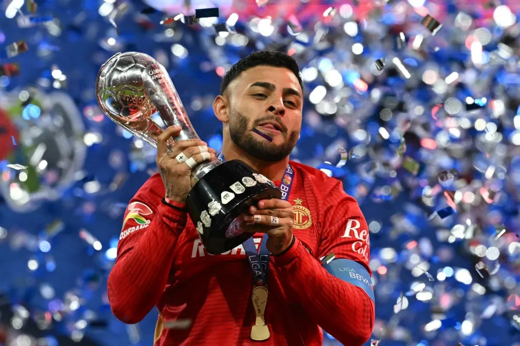 Aleksis Vega sa peharom šampiona Aperture (©AFP)