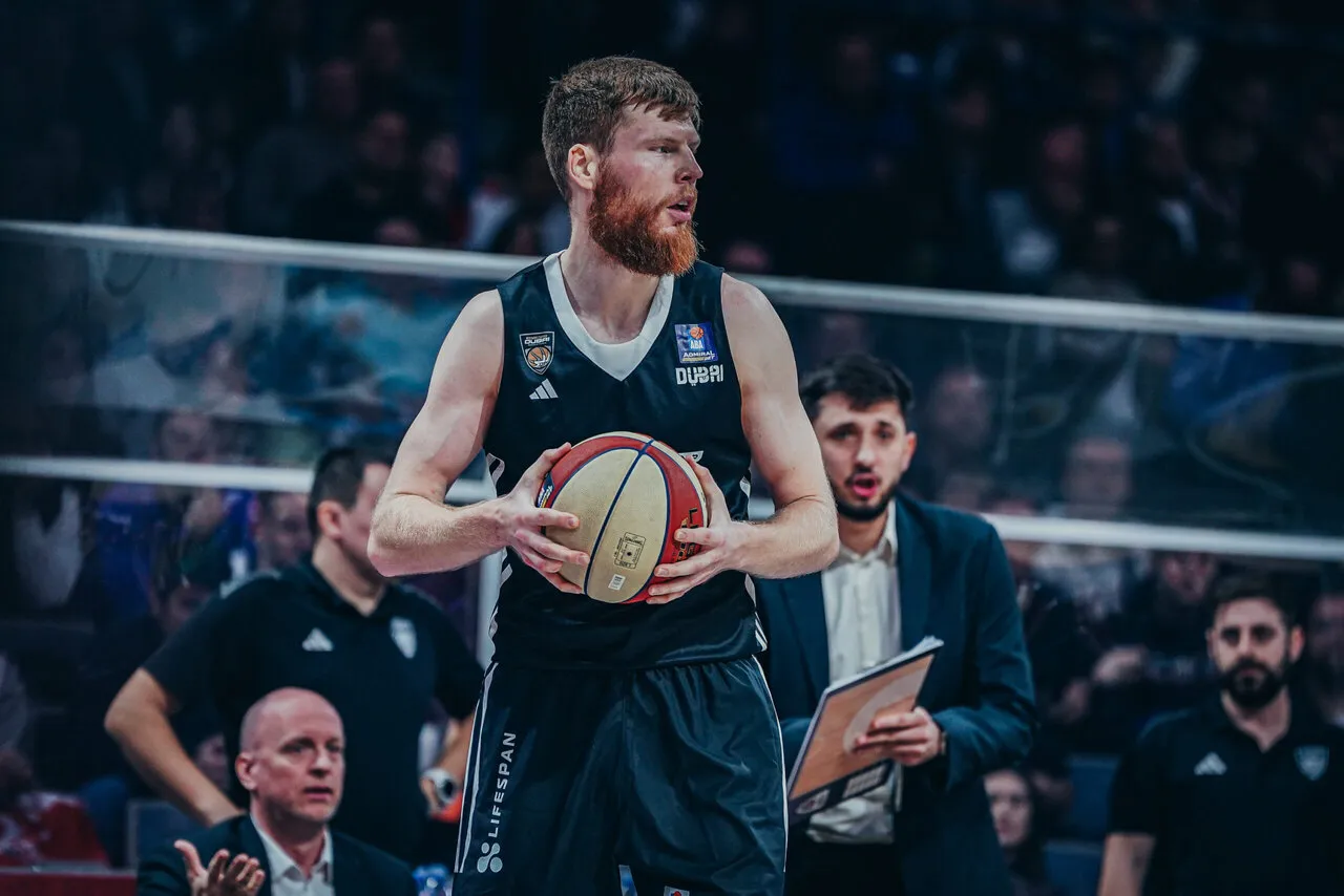 Davis Bertans i Velibor Njegovanović u pozadini (Foto: KK Dubai)