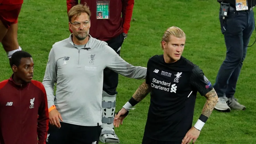 ©Reuters (Jirgen Klop teši Lorisa Karijusa posle košmarnog finala Lige šampiona 2018).