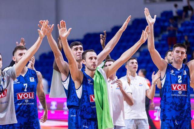 Košarkaši Budućnosti slave pobedu (©ABA League/Buducnost/Filip Roganovic)