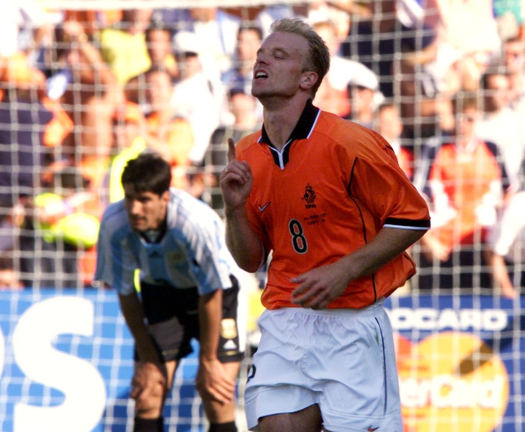 Denis Berkamp slavi gol iz 1998. (©Reuters)