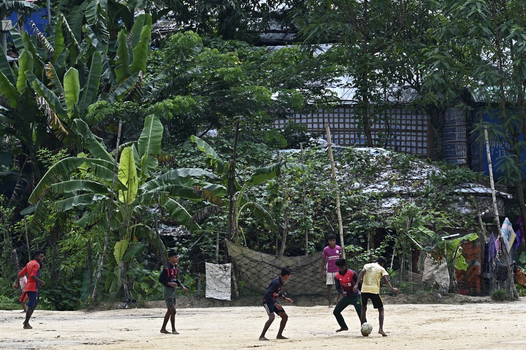 Deca ispred izbegličkog kampa u Bangladešu (©AFP)