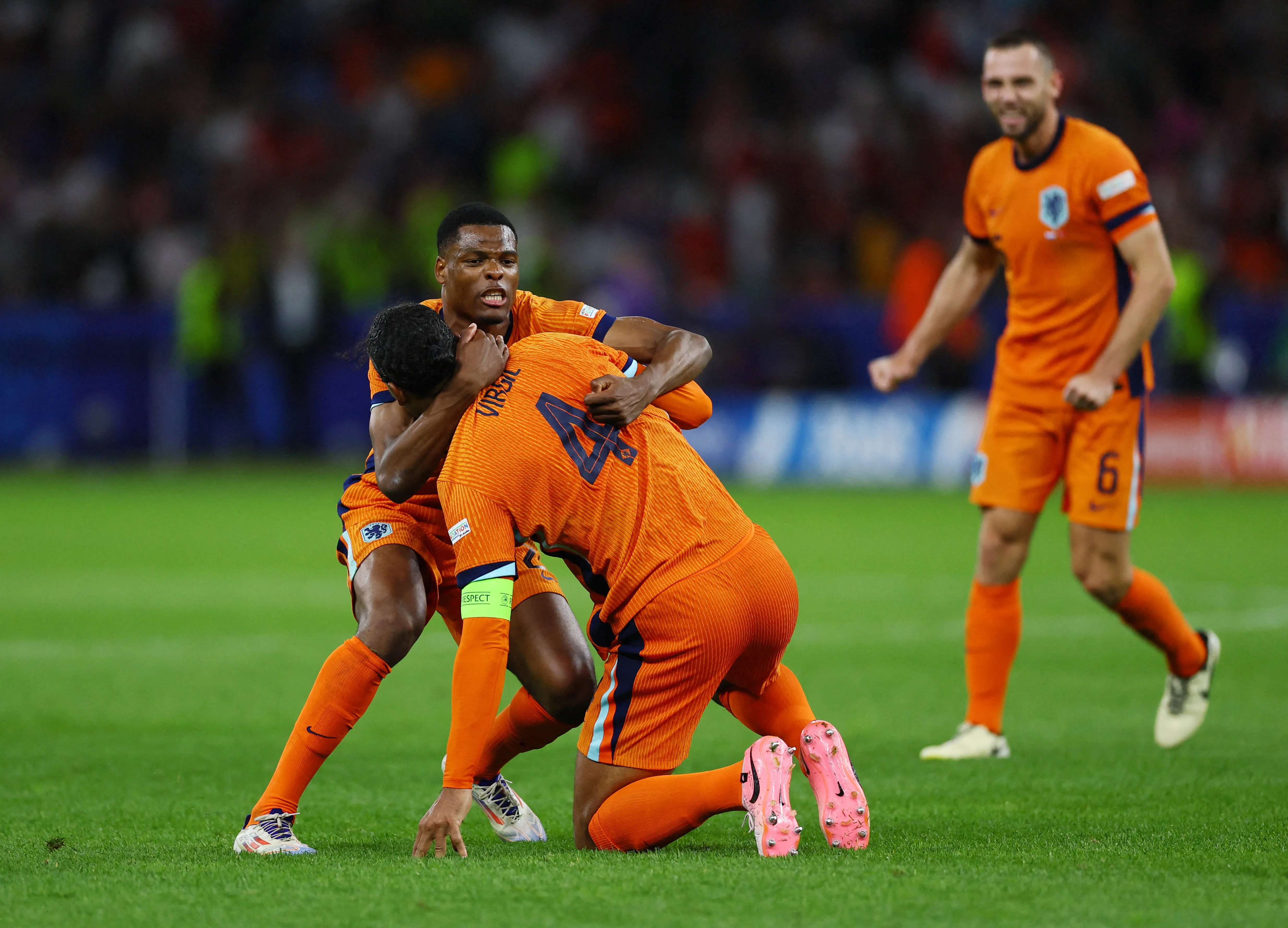 Denzel Damfris i Virdžil van Dajk (Reuters)