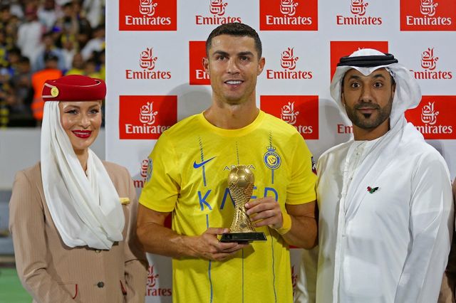 Kristijano Ronaldo sa peharom za najboljeg strelca Arapskog kupa (©AFP)
