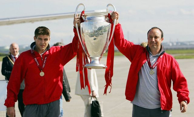 Stiven Džerard i Rafa Benitez sa peharom Lige šampiona (foto: AFP)