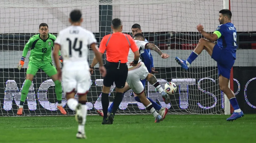 ©Reuters (Rej Manaj daje gol Srbiji)