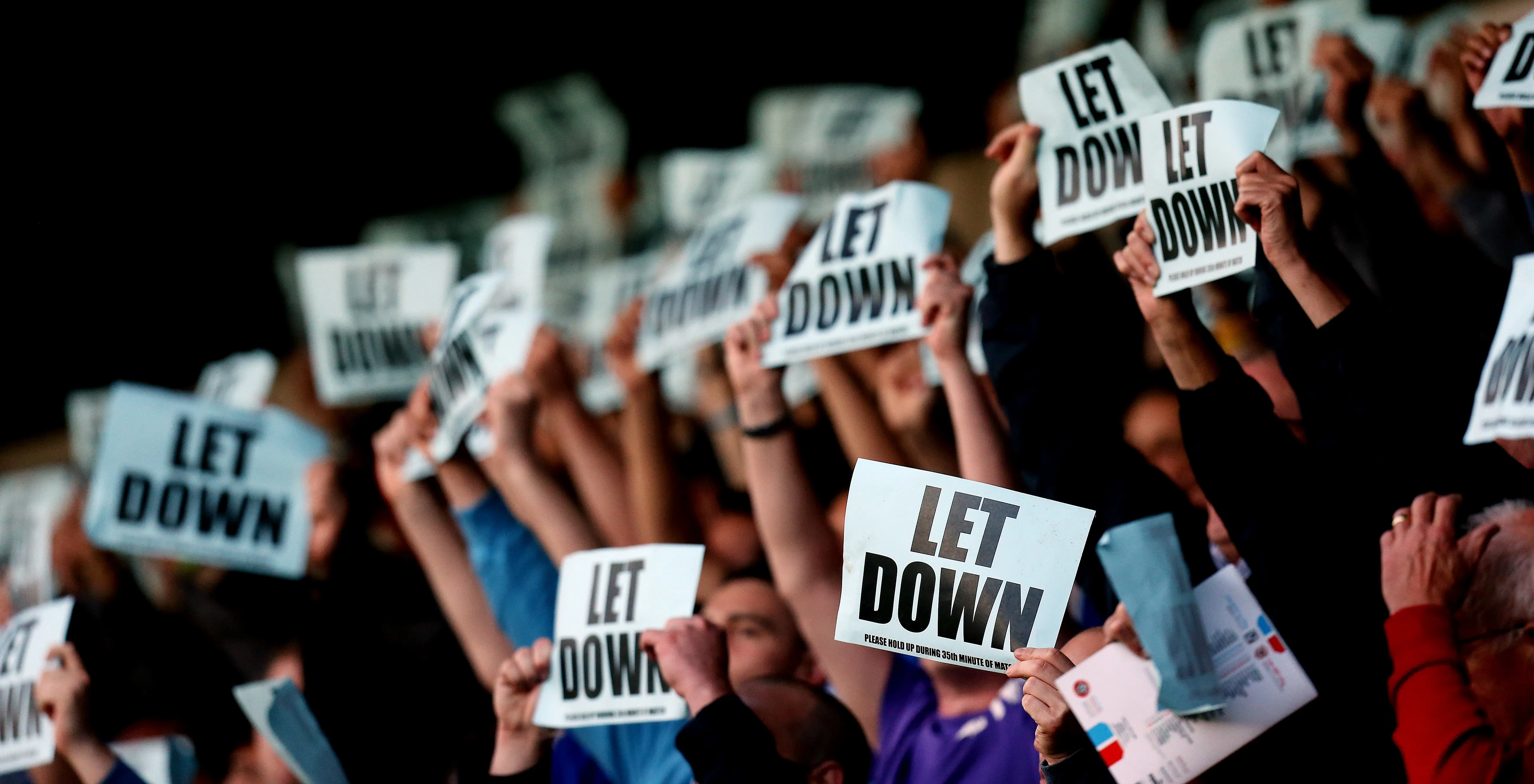 Protest navijača na meču Liga kupa protiv Kardif Sitija u avgustu 2014. godine (©Reuters)