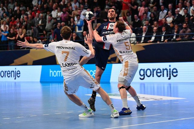 Petar Nenadić u duelu sa igračima Kila: « copyrights : PSG Handball »