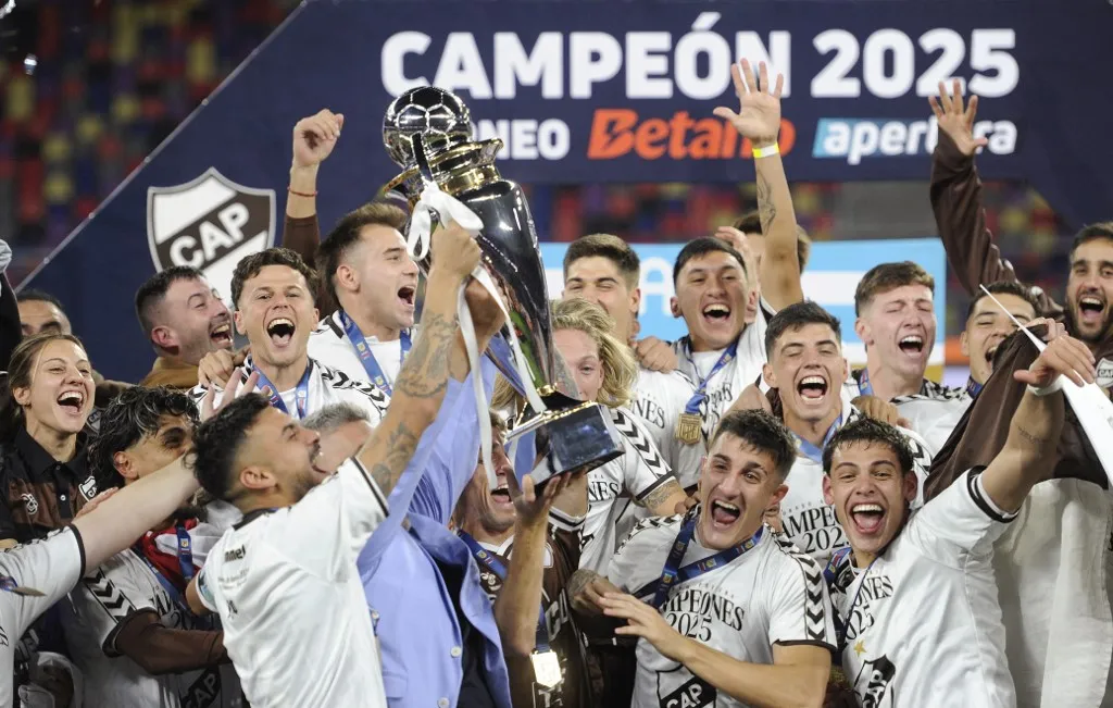 Fudbaleri Platensea sa titulom (©AFP)