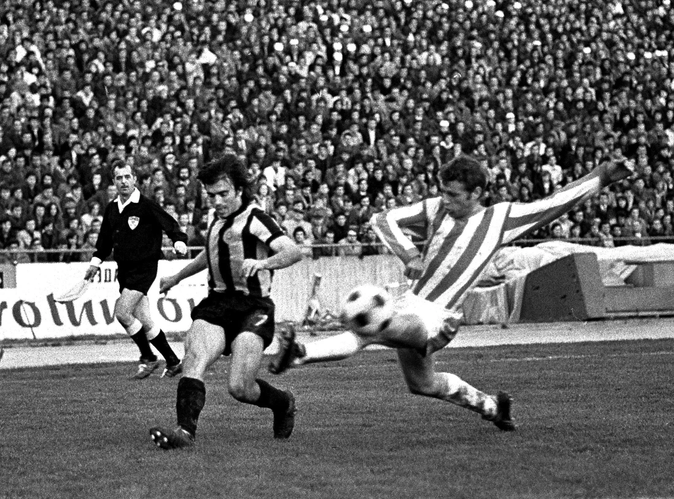 Branko Radović pokušava da izblokira centaršut Ilije Zavišića