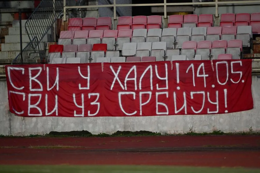 Transparent Meraklija na utakmici Radnički - Mladost (@MNPress)