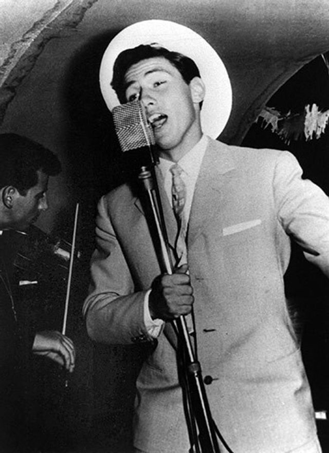 Mladi Silvio kao pevač na kruzeru