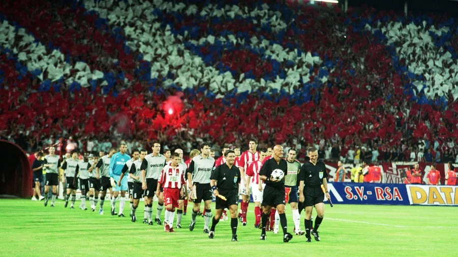 ©MN Press (Pjerluiđi Kolina izvodi igrače Crvene zvezde i PSV-a na travu Marakane 2004. godine)