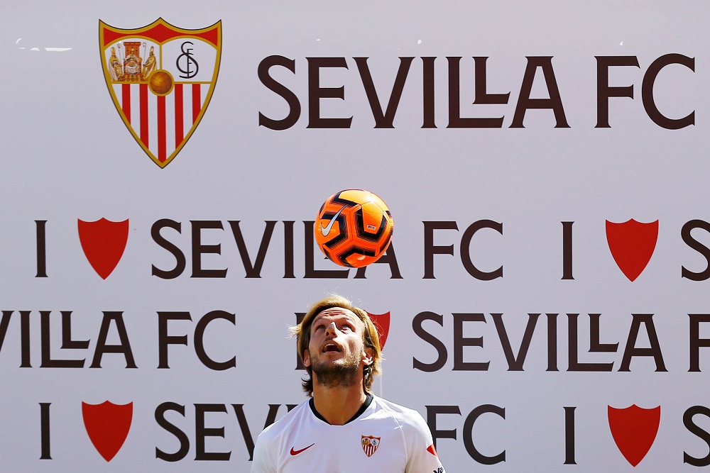 Ivan Rakitić na promociji u Sevilji (©Reuters)