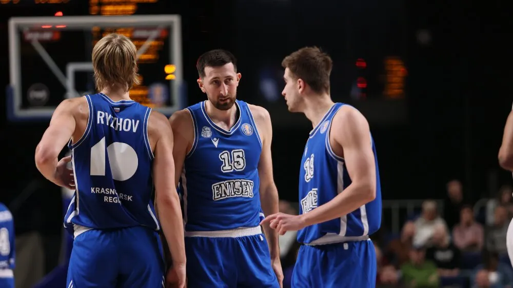 Danilo Tasić sa saigračima Jegorom Rižovim i Dmitrijem Sonkom (©VTB League)