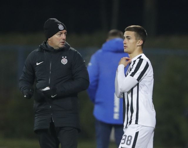 Jevremović se sprema da uđe pored sekretara stručnog štaba, Milana Milijaša (© FK Partizan)