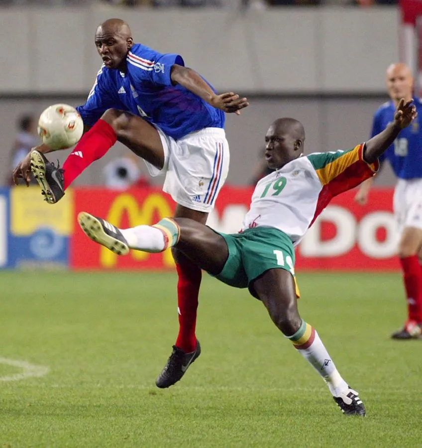 Patrik Vijera i Pape Buba Diop na otvaranju SP 2002. godine (@AFP)