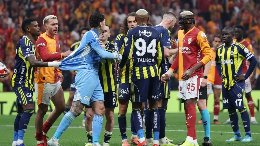 ©Reuters (Igrači Galatasaraja i Fenerbahčea u klinču prethodnog aprila)