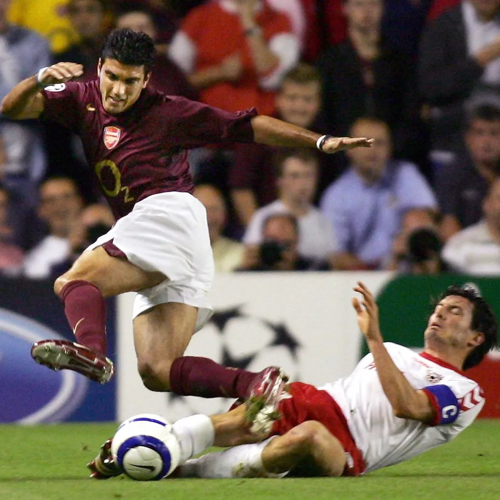 Andi Gerber kao kapiten Tuna u duelu sa Hoseom Rejesom iz Arsenala u sezoni 2005/06 (Reuters)