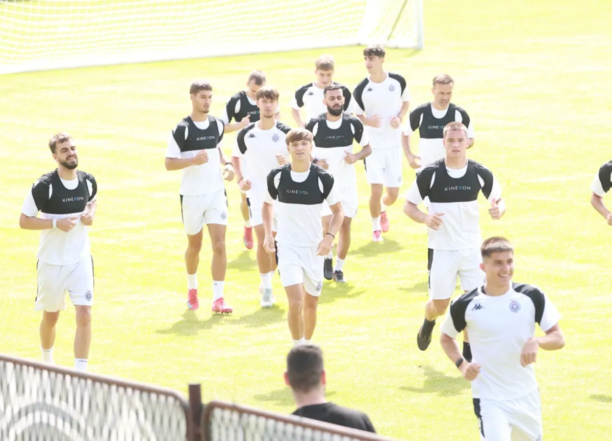 Okružen mlađarijom (FK Partizan)