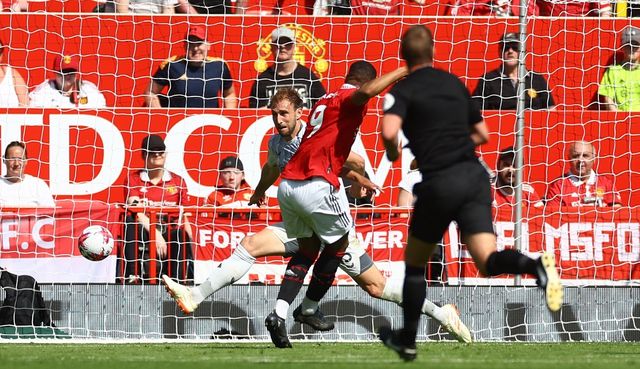 Trenutak kada je Marsijal postigao gol protiv Vulverhemptona (©Reuters)