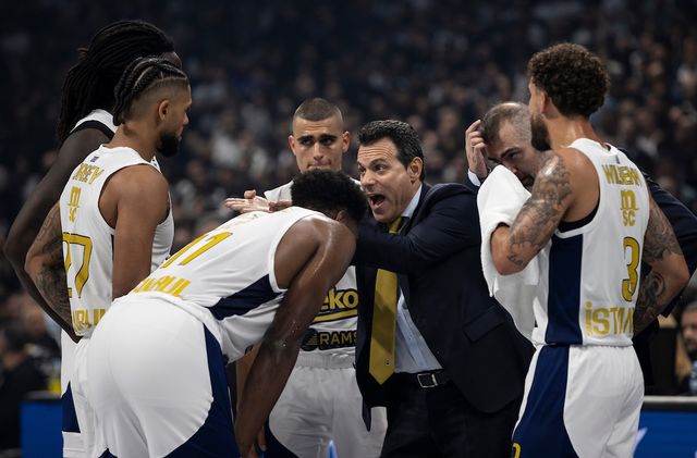 Košarkaši Fenerbahčea i trener Itudis (Foto: Starsport)