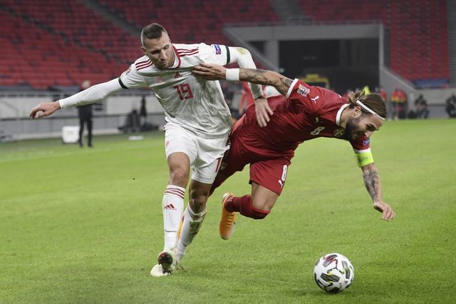 Norbert Kenjveš u duelu sa Nemanjom Gudeljom (©AFP)