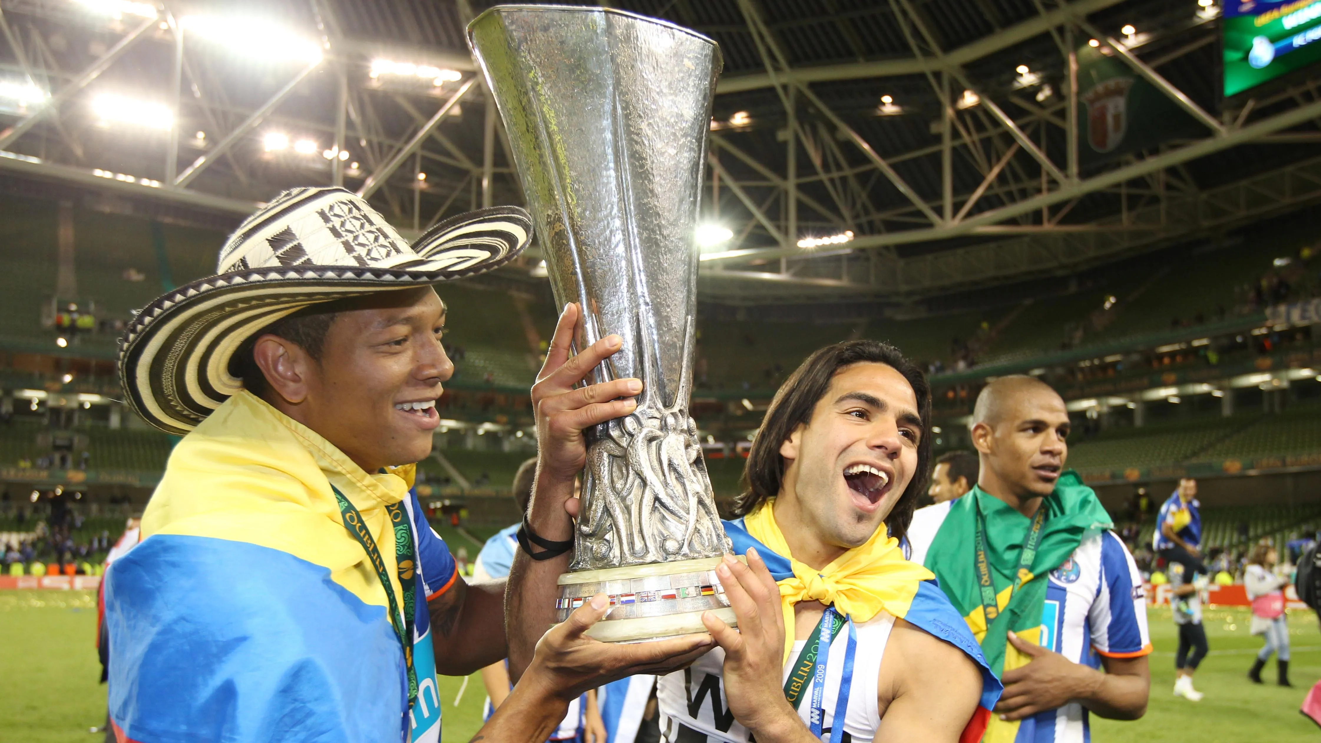 ©Reuters (Radamel Falkao i Fredi Guarin sa peharom Lige Evrope 2011. Aviva stadionu u Dablinu)