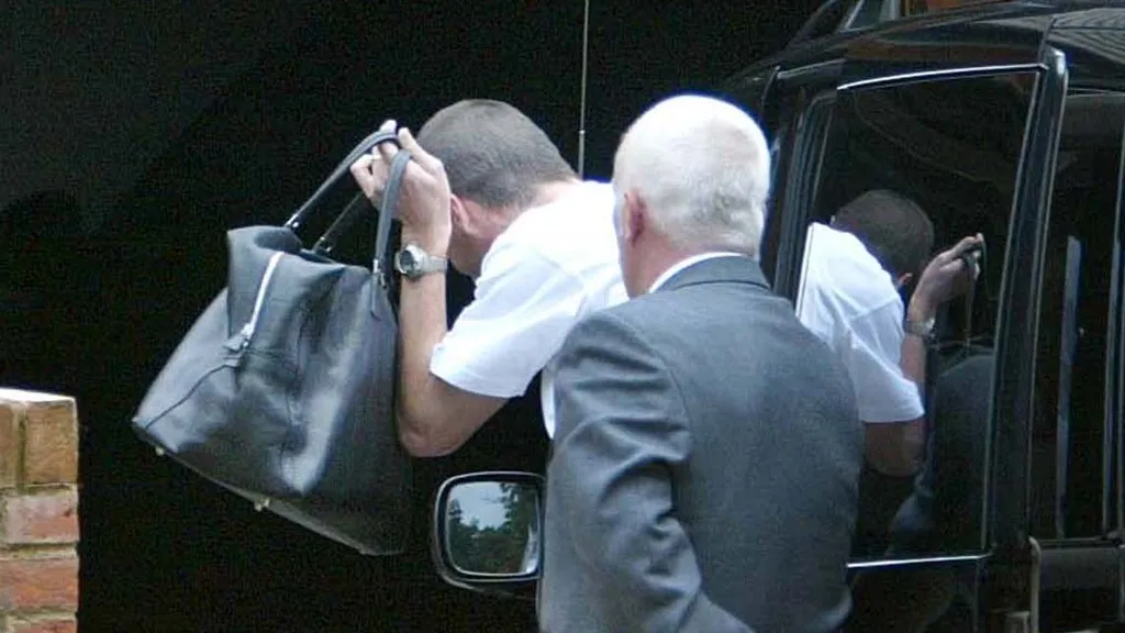Roj Kin, pod pratnjom paparaca po povratku u Mančester (©Reuters)