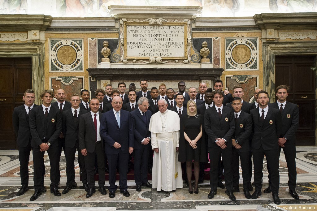 Milanova delegacija na prijemo kod pape (©AFP)