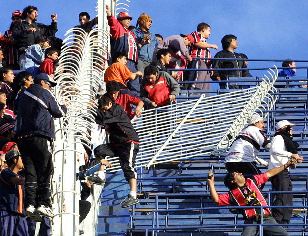 Navijači Čakarite prave nerede na stadionu (©AFP)