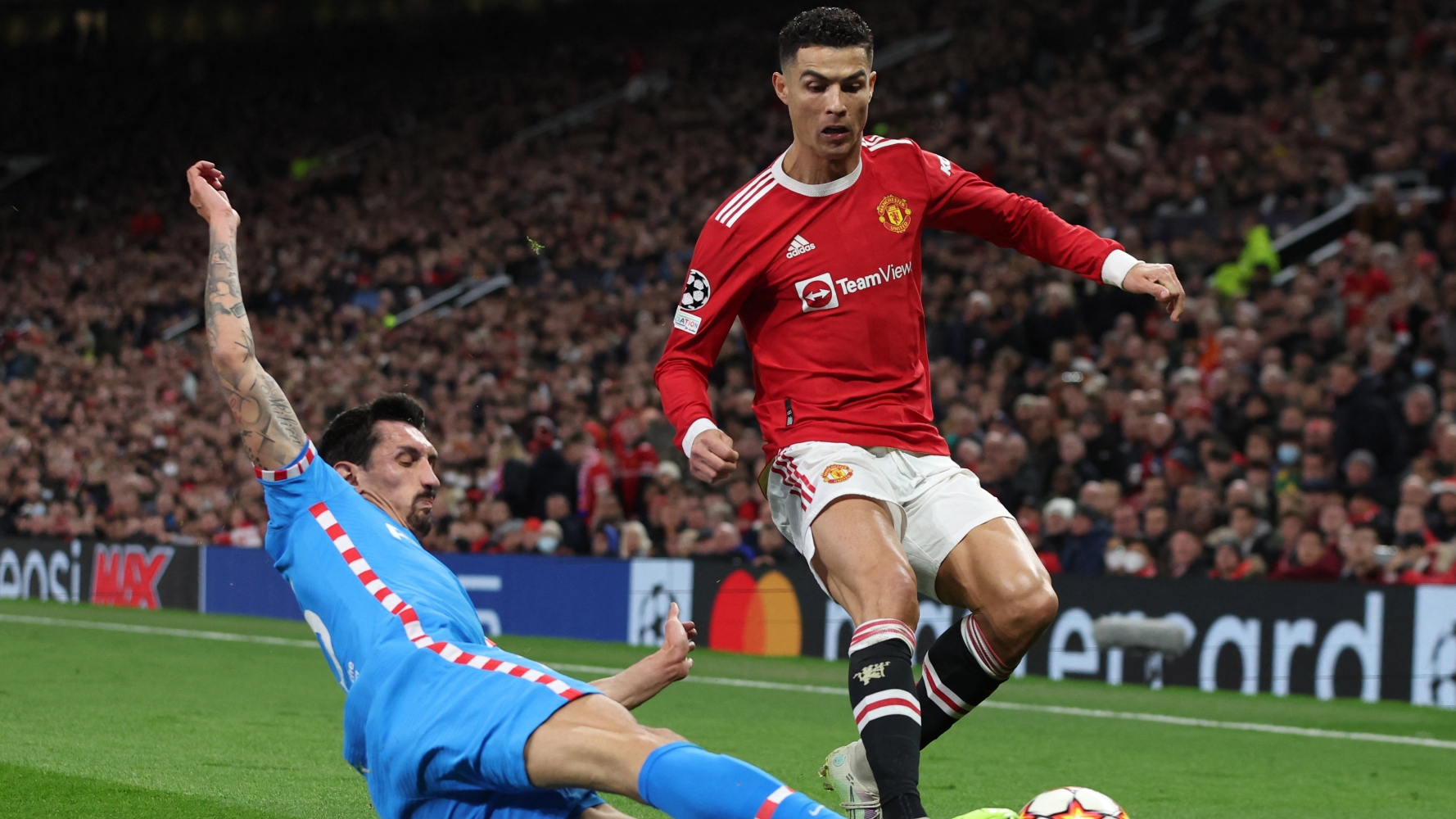 Simeoneov vojnik Stefan Savić i Kristijano Ronaldo (©Reuters)