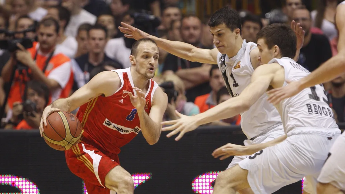 Igor Rakočević u duelu sa Vladom Lučićem i Bogdanom Bogdanovićem (©MN Press)