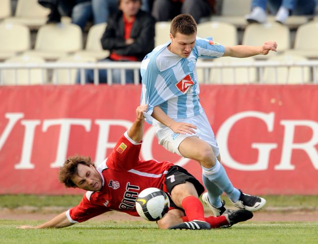 Milić u duelu sa Stojanom Pilipovićem tokom meča OFK Beograd - Banat (©MN Press)