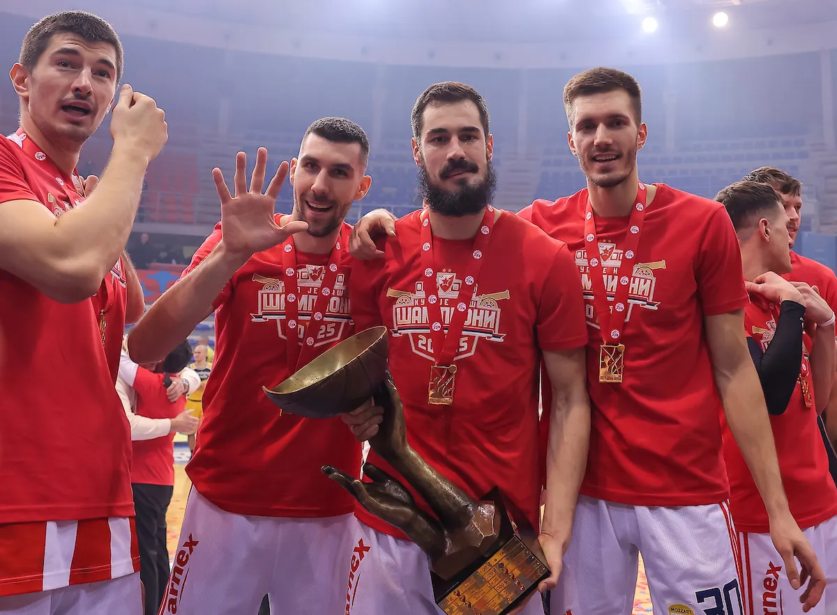 Ognjen Dobrić i Nikola Kalinić slave osvajanje Kupa sa bivšim saigračima (Foto: Starsport)
