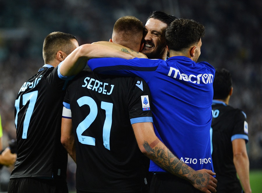 Sergej Milinković Savić prima čestitke posle gola Juventusu (© Reuters)
