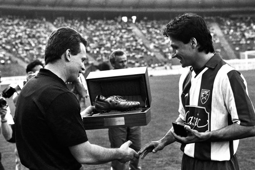 Novinar Sporta Dragoslav Vučić predaje Darku Pančevu nagradu za najboljeg strelca Jugoslavije 1991. godine
