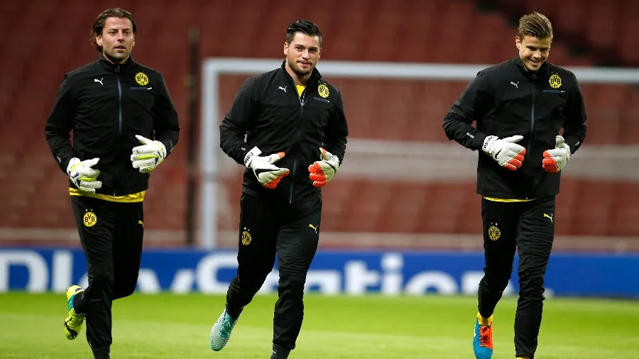 Sadašnji golman AEK-a Zlatan Alomerović (u sredini) nekada je bio treći golman Borusije Dortmund, posle Romana Vajdenfelera i Mičela Langeraka