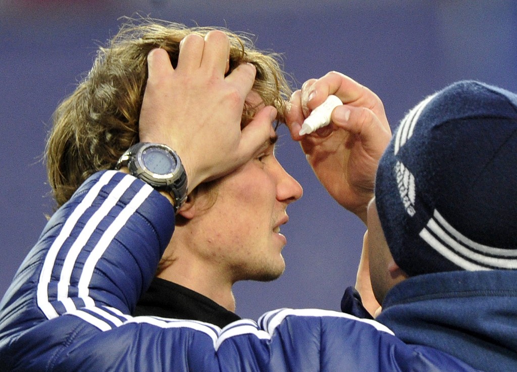 Ukazivanje pomoći Antonu Šuninu posle pucanja petarde (©AFP)