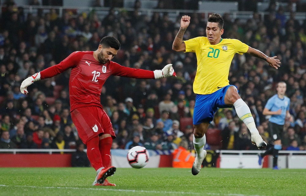 Martin Kampanja i Roberto Firmino na proteklom dvoboju Urugvaja i Brazila (©Reuters)