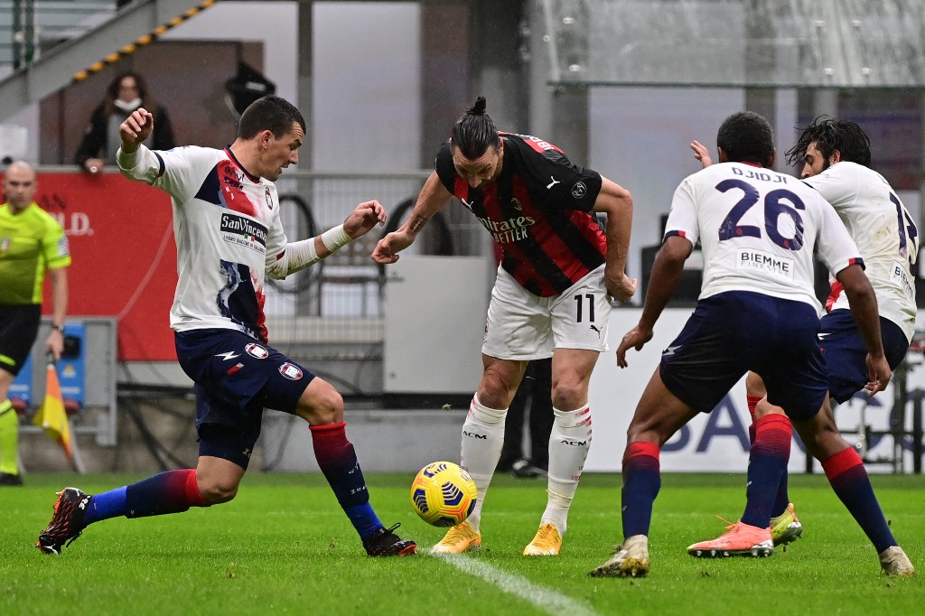 Golemić (levo) u duelu sa Ibrahimovićem, (©AFP)