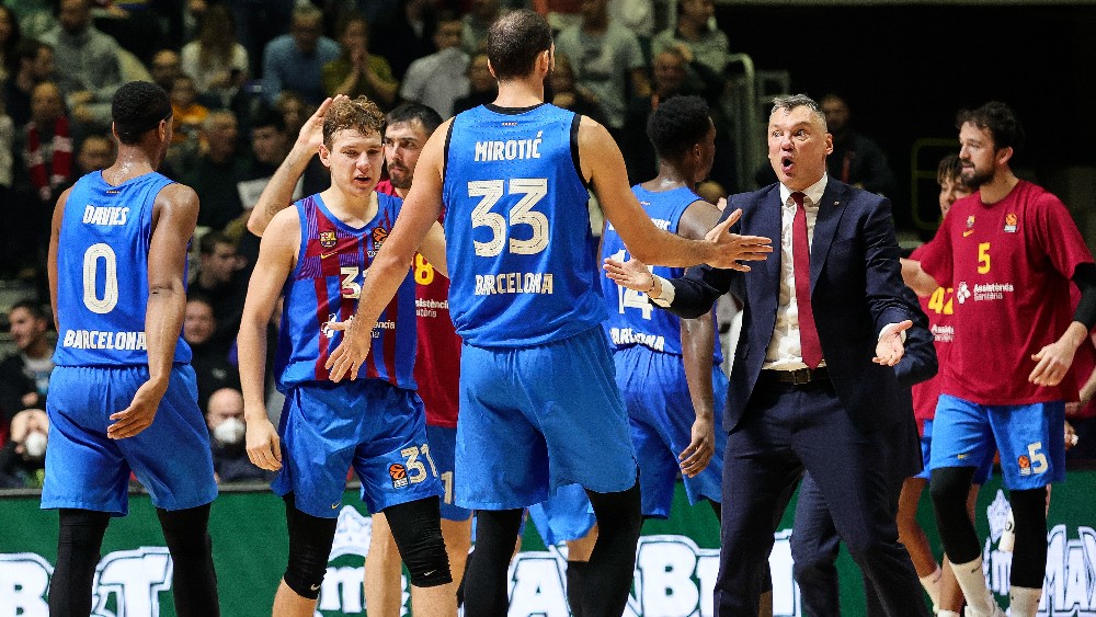 Šarunas Jasikevičijus sa igračima Barselone (©Star Sport)