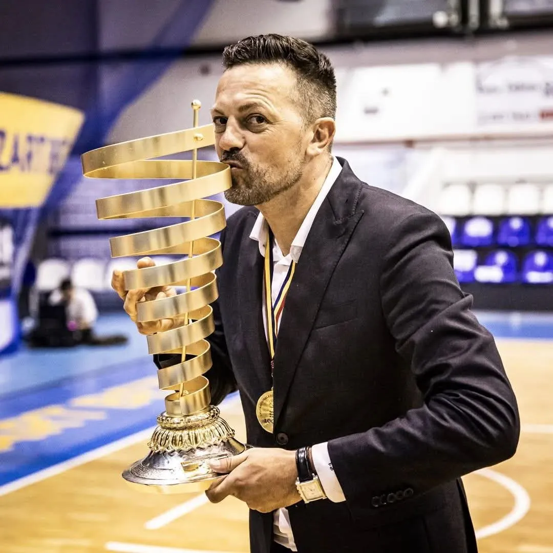 Branko Ćuić sa peharom namenjenim prvaku Rumunije (Foto: Privatna arhiva)