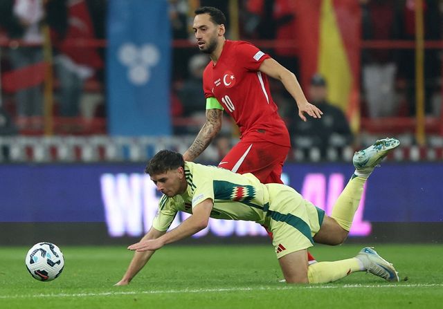 Hakan Čalhanoglu u dresu Turske (©Reuters)